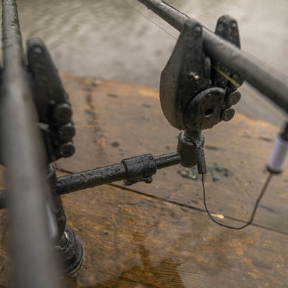 Регулируема стойка за 2 въдици AVID Lok Down Adjustable Buzz Bar