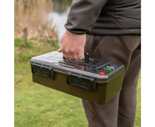 Кутия AVID XL RELOAD ACCESSORY BOX, удобна риболовна кутия с подвижни разделители, носена от човек