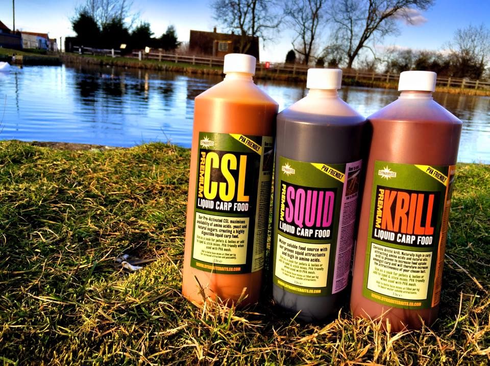 Атрактант Dynamite Baits Premium Liquid Carp Food SQUID - 1l, CSL, и KRILL на рибарска поляна до водоем.