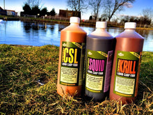Атрактант Dynamite Baits Premium Liquid Carp Food SQUID - 1l, CSL, и KRILL на рибарска поляна до водоем.