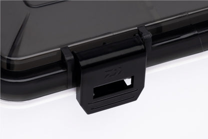 Кутия за риболовни принадлежности DAIWA D-BOX MR TACKLE SYSTEM с плътно затварящ се капак и четири щипки.