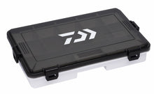 Кутия за риболовни принадлежности DAIWA D-BOX MR TACKLE SYSTEM с плътно затварящ се капак.