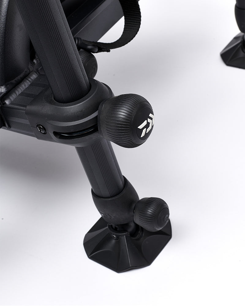 Платформа DAIWA D500SB - D36, детайл на стабилна основа и регулируеми крака за удобно риболовно изживяване.