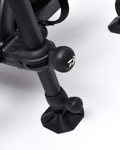 Платформа DAIWA D500SB - D36, детайл на стабилна основа и регулируеми крака за удобно риболовно изживяване.