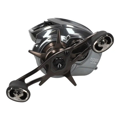 Бейткастинг макара DAIWA 25 STEEZ LIMITED CT SV TW 70 XHL с компактен дизайн и алуминиево тяло.