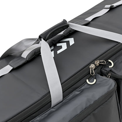 Geantă mare pentru accesorii Daiwa TOURNAMENT ROLLER & METAL CASE 120 - New Model 2025