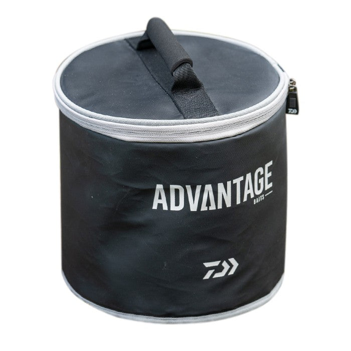 Хладилна чанта Daiwa ADVANTAGE BAITS ROUND COOL BAG с ръкохватка за удобно пренасяне и стилен дизайн.