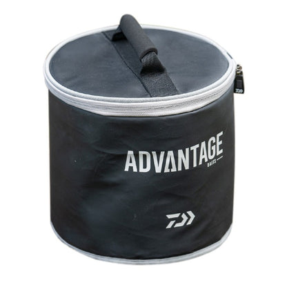 Хладилна чанта Daiwa ADVANTAGE BAITS ROUND COOL BAG с ръкохватка за удобно пренасяне и стилен дизайн.