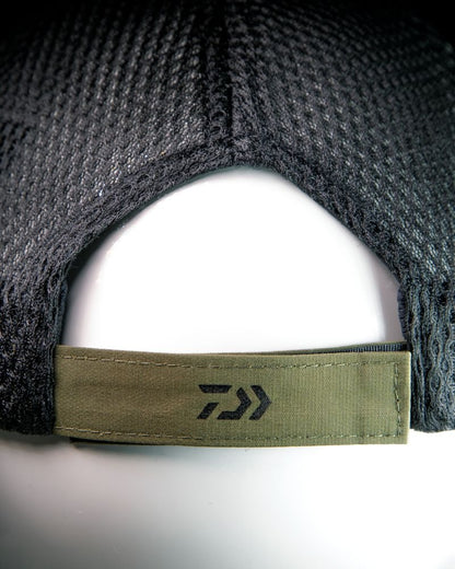 Шапка с козирка DAIWA PRO PERFORMANCE CAP - Green/Black - задна част с велкро лента и мрежеста текстура