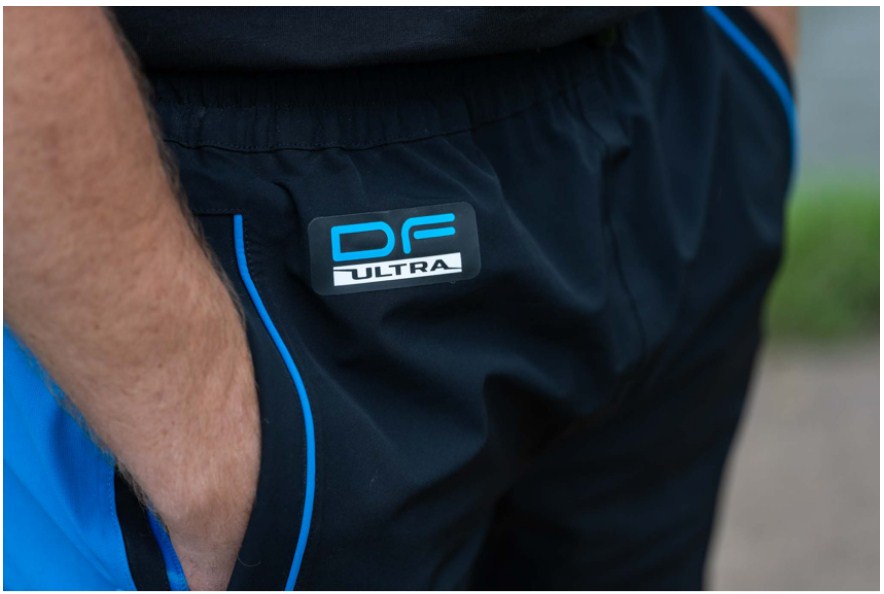 Водоустойчив панталон PRESTON DF ULTRA TROUSERS с детайл на логото DF ULTRA, подходящ за риболов.