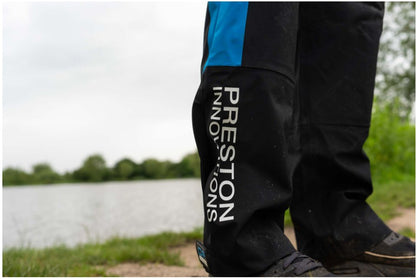Водоустойчив панталон PRESTON DF ULTRA TROUSERS на рибар край водоем с удобни детайли.
