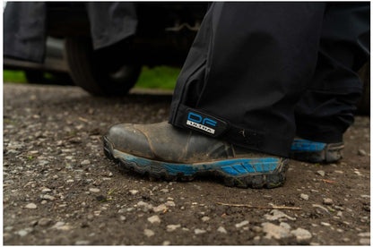 Водоустойчив панталон PRESTON DF ULTRA TROUSERS с удобни обувки на неравен терен при риболов.