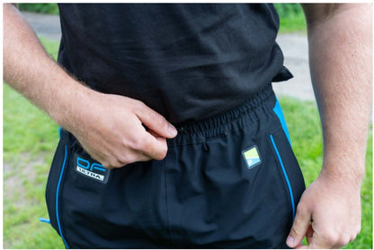 Водоустойчив панталон PRESTON DF ULTRA TROUSERS с еластичен колан и синьо покритие за риболов.