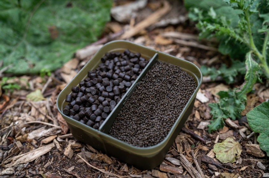Кутия KORUM DIVIDED BAIT TUB с разделени насипни стръв и захранка на почвата.