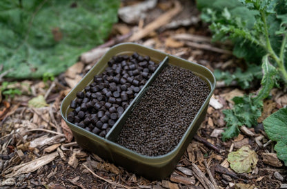 Кутия KORUM DIVIDED BAIT TUB с разделени насипни стръв и захранка на почвата.