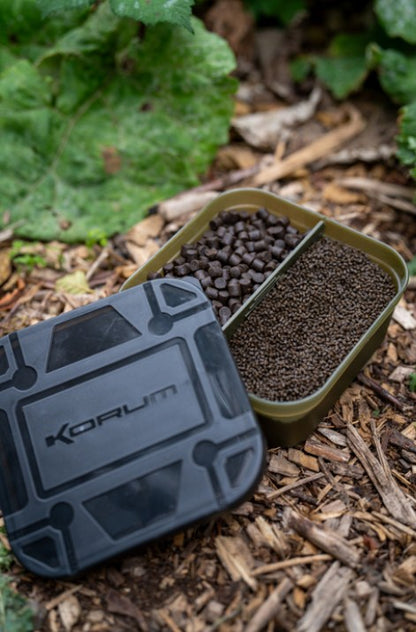 Кутия KORUM DIVIDED BAIT TUB с разделители за стръв и капак, идеална за риболовни пътувания.