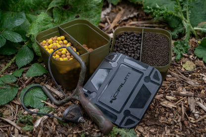 Кутия KORUM DIVIDED BAIT TUB с разделители за стръв и затварящ капак, идеална за риболов и подреждане на захранката.