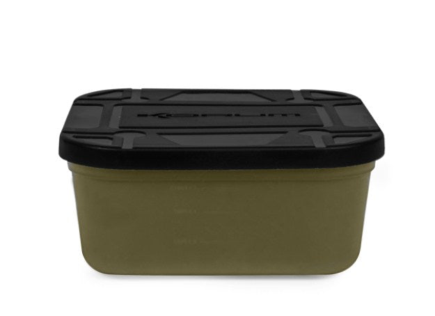 Кутия KORUM DIVIDED BAIT TUB с капак, идеална за разделяне на стръвта при риболов.