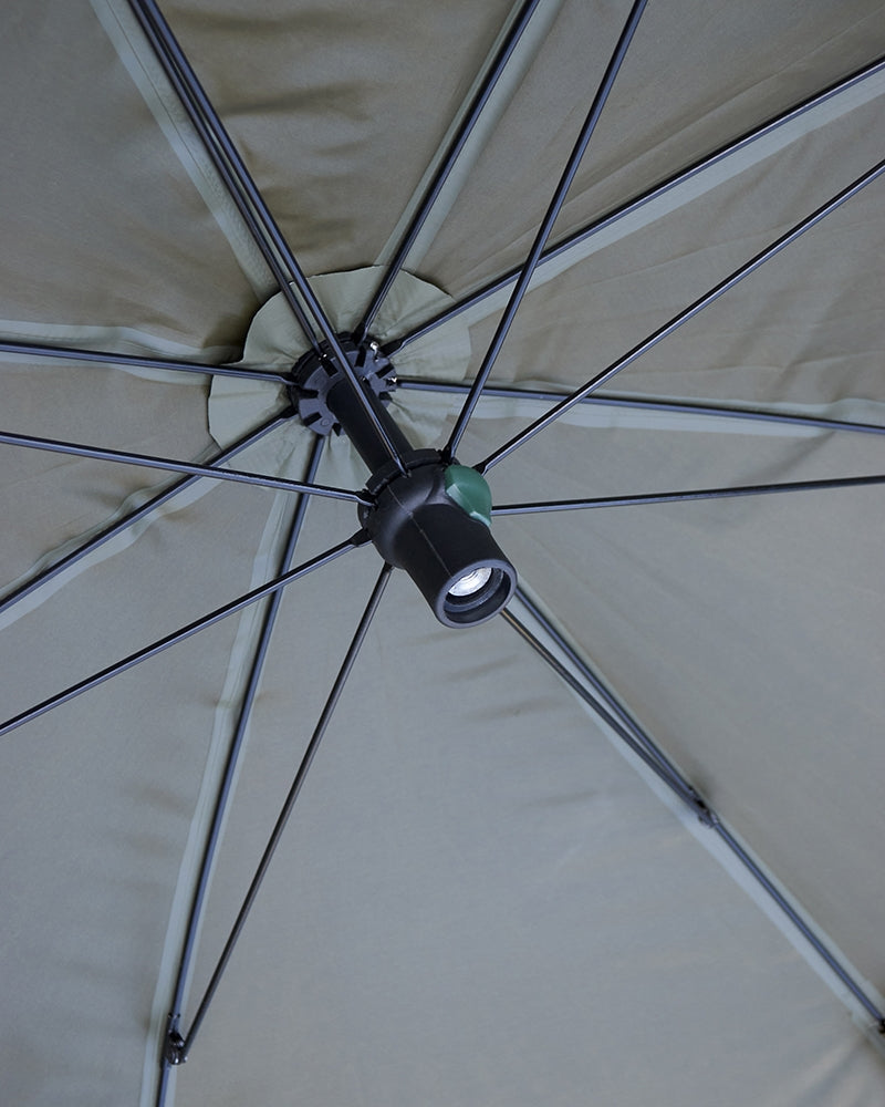 Интериор на Броли DAIWA 23 MISSION BROLLY с интегрирана лампа за риболовно удобство.