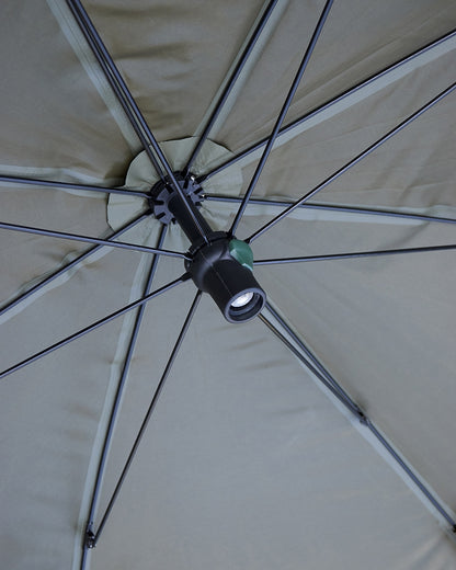 Интериор на Броли DAIWA 23 MISSION BROLLY с интегрирана лампа за риболовно удобство.