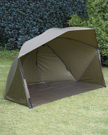 Броли DAIWA 23 MISSION BROLLY на риболовно място с удобен навес за рибари на открито.