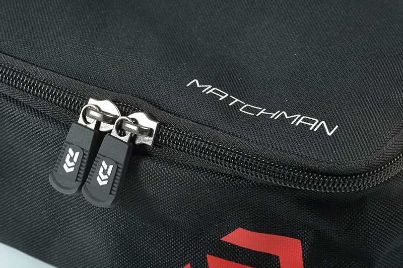 Калъф за аксесоари DAIWA MATCHMAN BLITZ BAG - SMALL с цип и черен материал.