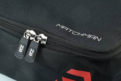 Калъф за аксесоари DAIWA MATCHMAN BLITZ BAG - SMALL с цип и черен материал.