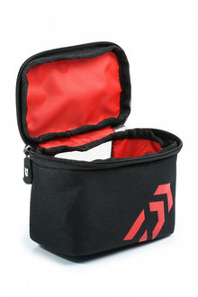 Калъф за аксесоари DAIWA MATCHMAN BLITZ BAG - SMALL, малка чанта с червен интериор и прозрачен прозорец.