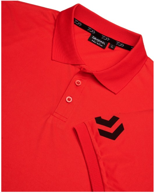 Тениска DAIWA D-VEC POLO SHIRT RED - Червена, с къс ръкав и лого на DAIWA, произведена от 100% полиестер.