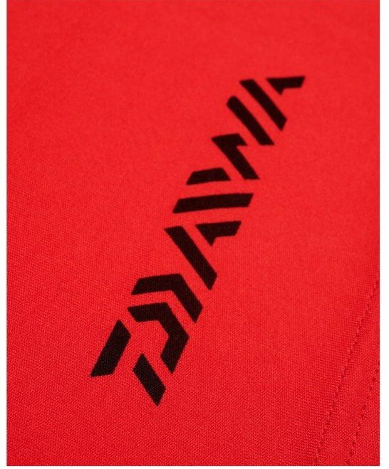Тениска DAIWA D-VEC POLO SHIRT RED - Червена с черно лого на марката DAIWA на червена материя.