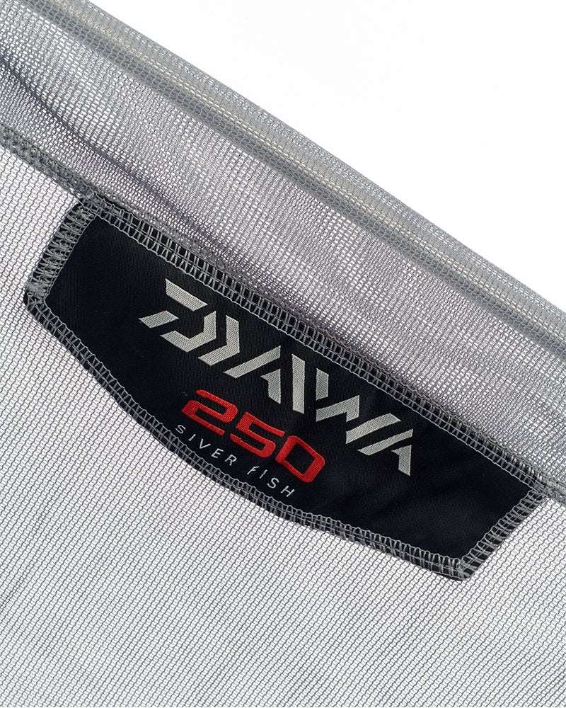 Живарник DAIWA 21 SILVERFISH KEEPNET - 2.5m - детайл на мрежата и етикета