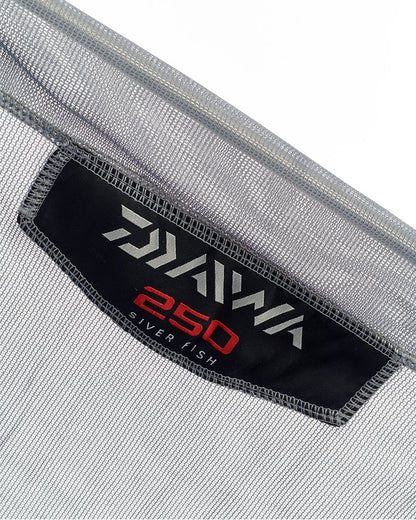 Живарник DAIWA 21 SILVERFISH KEEPNET - 2.5m - детайл на мрежата и етикета