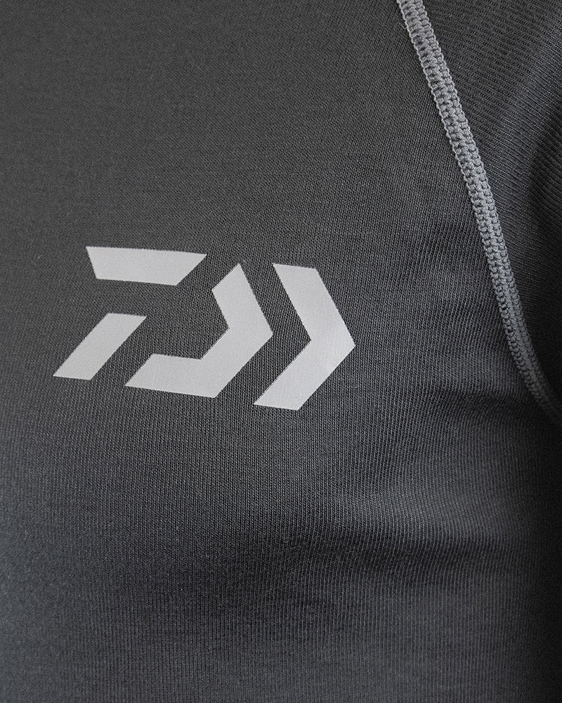 Термо блуза DAIWA D-VEC BASE LAYER с логото на марката и термо тъкан, идеална за риболовни приключения.