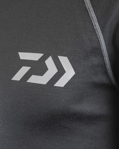 Термо блуза DAIWA D-VEC BASE LAYER с логото на марката и термо тъкан, идеална за риболовни приключения.