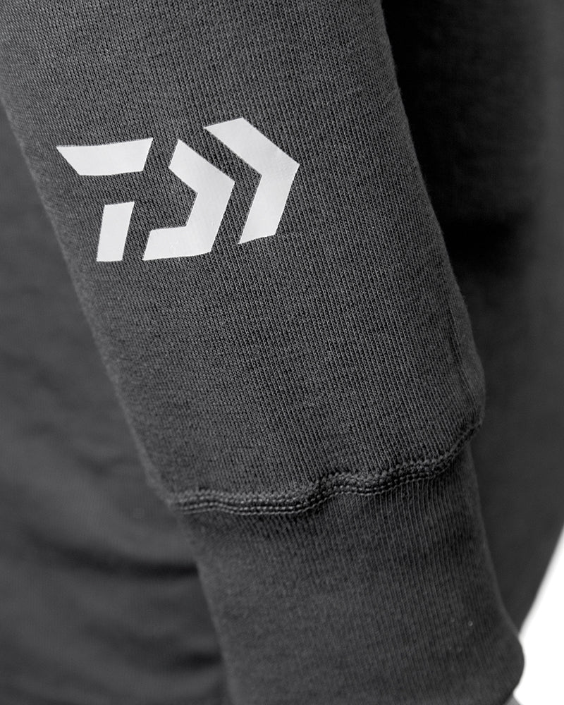 Термо блуза DAIWA D-VEC BASE LAYER с лого и удобен маншет за оптимално представяне при риболов.