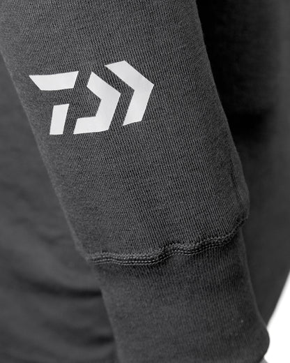Термо блуза DAIWA D-VEC BASE LAYER с лого и удобен маншет за оптимално представяне при риболов.