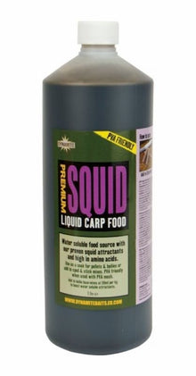 Атрактант Dynamite Baits Premium Liquid Carp Food SQUID - 1l в опаковка от 1 литър, PVA безопасен шпрей за риба.