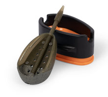 Метод хранилка PRESTON ICS IN-LINE BANJO XR FEEDERS - XL с оранжева основа и зелена хранилка.