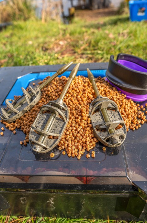 Метод хранилка PRESTON ICS INLINE DURA FLAT METHOD FEEDER - XXL на фон от риболовна захранка и риболовни аксесоари.