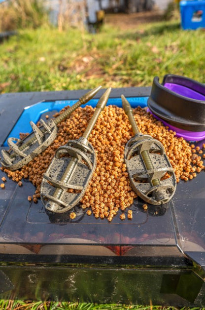 Метод хранилка PRESTON ICS INLINE DURA FLAT METHOD FEEDER - XXL на фон от риболовна захранка и риболовни аксесоари.