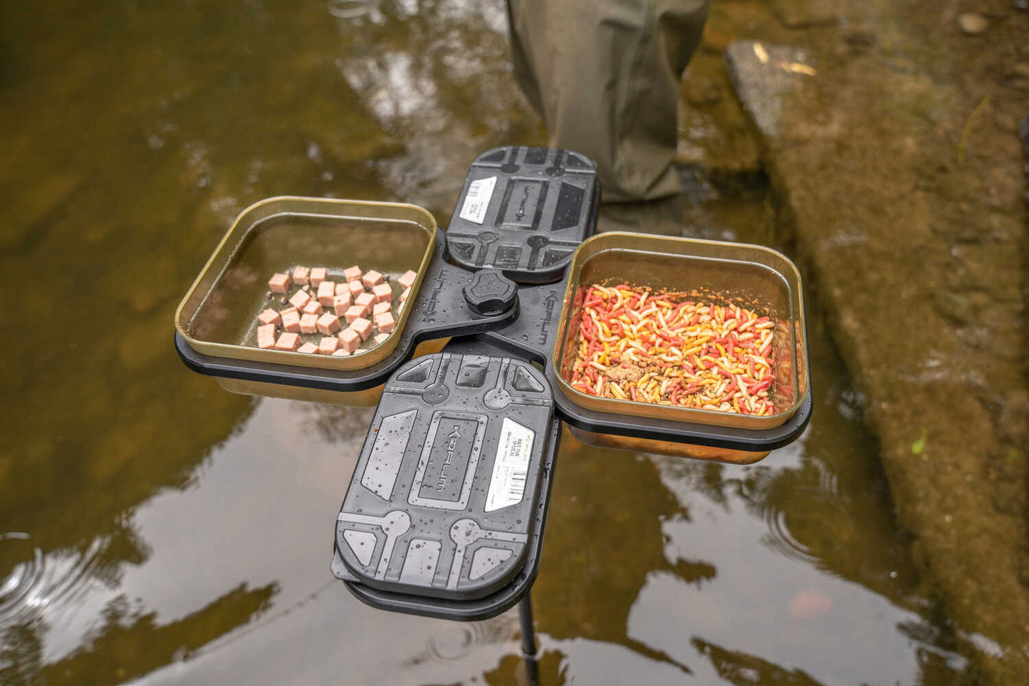 Set boxes with stand KORUM Compact Bait Waiter Set