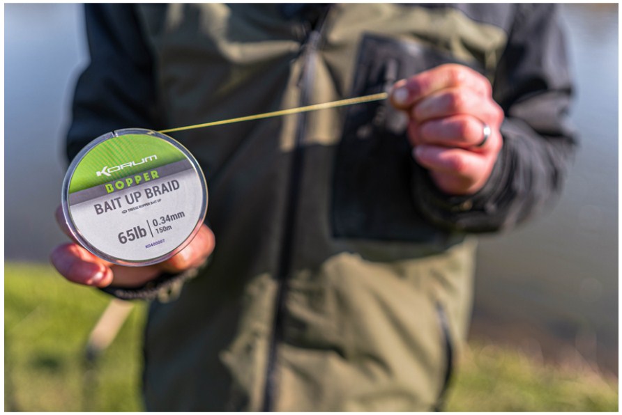 Плетено влакно за сподинг KORUM BOPPER BAIT UP BRAID 0.34мм - 150мт, показано в риболовен контекст.