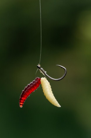 Изкуствени плуващи бели червеи Korum FLOATING GRUBS - IMITATION MAGGOTS на кука за риболов.