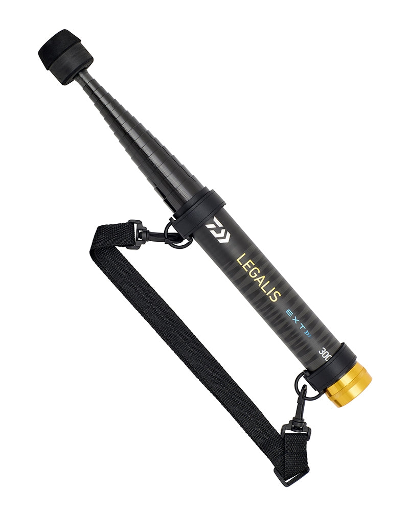 Tелескопичка дръжка за кеп DAIWA LEGALIS EXT LANDING NET HANDLE с черен и златен дизайн, идеална за риболов.