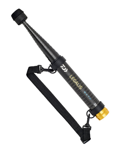 Tелескопичка дръжка за кеп DAIWA LEGALIS EXT LANDING NET HANDLE с черен и златен дизайн, идеална за риболов.