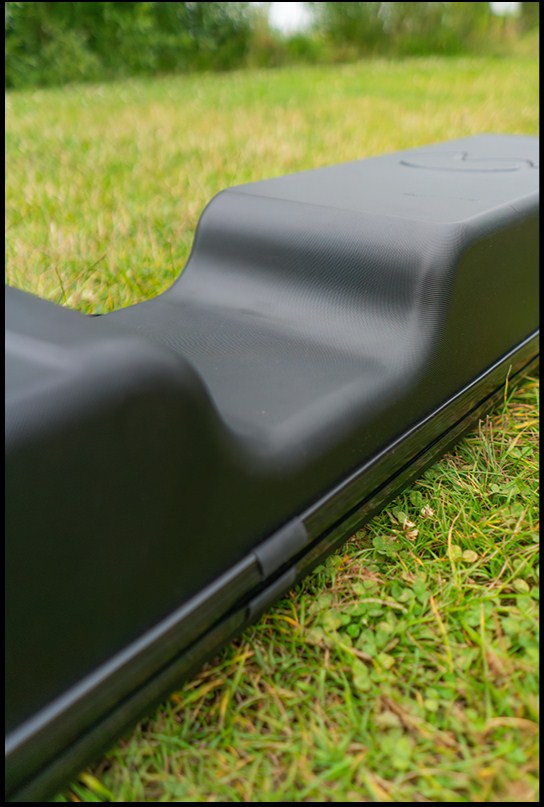Твърд калъф за въдици MAVER MV-R HARD ROD PROTECTOR CASE - 191x20x26cm на зелена поляна.