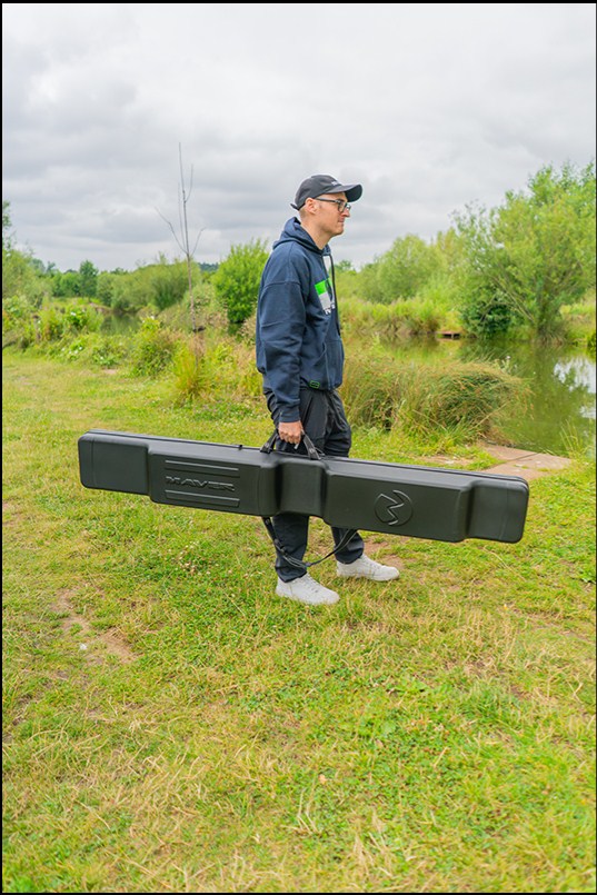 Твърд калъф за въдици MAVER MV-R HARD ROD PROTECTOR CASE - 191x20x26cm на рибар в природата.