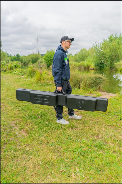 Твърд калъф за въдици MAVER MV-R HARD ROD PROTECTOR CASE - 191x20x26cm на рибар в природата.