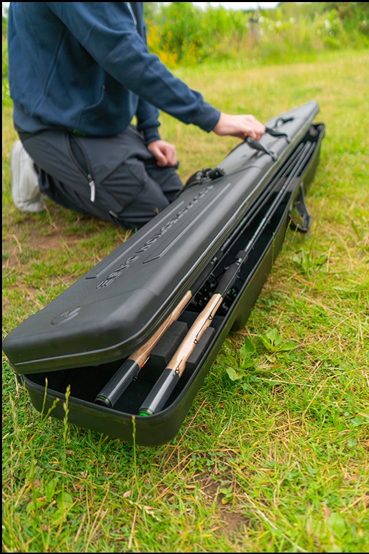 Твърд калъф за въдици MAVER MV-R HARD ROD PROTECTOR CASE - 191x20x26cm, изправен на зелена трева.
