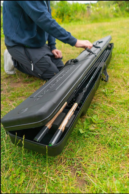 Твърд калъф за въдици MAVER MV-R HARD ROD PROTECTOR CASE - 191x20x26cm, изправен на зелена трева.